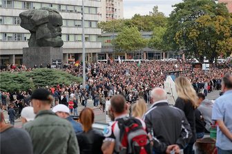 Wie Rechtsextreme den Osten besiedeln - Die Bilder der Chemnitzer Demos von 2018 gingen um die Welt, samt Ausschreitungen. Die damalige Situation zeigte eine Gefahr auf. Rechte Mobilisierung verfängt unter bestimmten Umständen auch bei Normalbürgern. Darauf scheinen West-Rechtsextremisten nun zu bauen - und ziehen her.