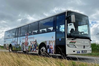 Wie Regiobus in Mittelsachsen Landkreis und Vereine stärkt - Mit der "rollenden Rochsburg" wirbt die Mittelsächsische Kultur gGmbH für einen Schloss- und Museumsbesuch.