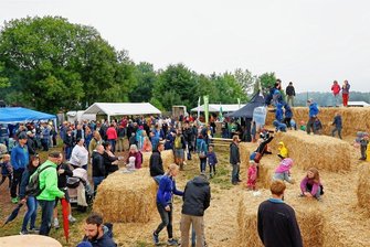 Wie regionale Landwirtschaft die Erzgebirger begeistert - Das Besucherinteresse beim Sächsischen Weidetiertag mit der Kletterburg aus Stroh war groß.