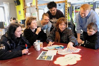 Wie Reichenbacher Jugendliche die Pandemie erlebt haben - Im Reichenbacher Jugendzentrum Jam kamen Miriam Wiels (2. v. l.) und Catharina Köhnke (5. v. l.) von der Universität Hamburg mit Jugendlichen über ihre individuellen Erlebnisse und Erfahrungen in der Corona-Pandemie ins Gespräch. Wer Lust dazu hatte, konnte sich am Onlineportal Coronarchiv beteiligen.