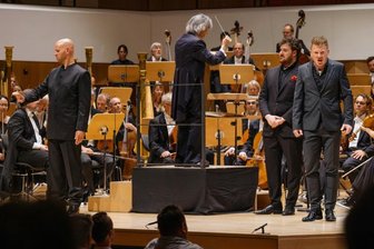 Nicht nur Stimmen, sondern Charaktere: Wotan (Derek Welton, l.) Loge (Mauro Peter, 2. v. r.) und Alberich (Daniel Schmutzhard, r.) im konzertanten Dresdner "Rheingold". Am Pult Kent Nagano.