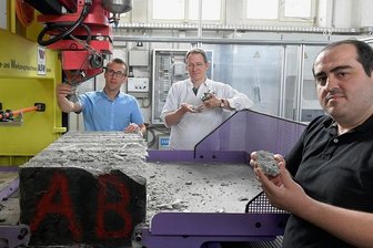 Wie RockFeel aus Freiberg Bergbau nachhaltiger machen will - An der Versuchsanlage für Bergbau an der Bergakademie testet das Team von RockFeel die Neuentwicklung. 