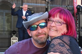 Wie Roland Kaiser aus Dresden den Markt in Werdau zum Tanzen bringt - Diana und Marian Behn hielt nichts mehr auf der Biertischgarnitur, als Roland-Kaiser-Double Steffen Heidrich (hinten) loslegte. Der Dresdener Sänger sorgte für eine Werdauer „Kaisermania“ beim Volksfest.