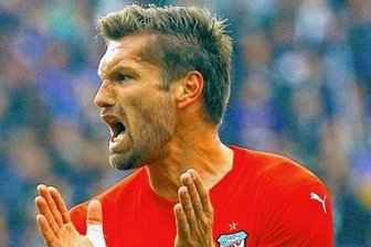 Wie Ronny König sich selbst überraschte - Der Derby-Sieg in Aue, bei dem dieses Foto entstand, gehörte auch für Ronny König (ein Saisontor) zu den Höhepunkten im Herbst. "Es hätte insgesamt besser laufen können, aber wir wussten von Anfang an, dass es gerade auch nach der Etatkürzung schwer für uns wird", sagt er.