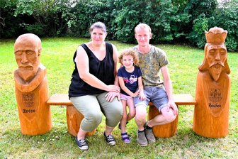 Wie Rotschau durch eine Jubiläumsfeier zu zwei neuen Sitzbänken gekommen ist - Carolin Schwarz, eine waschechte Rotschauerin, probiert mit Hermine (4) und Frank Fikentscher die neue Bank aus Rocov.