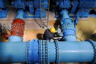 Wie Sachsen sich gegen die Wasserknappheit rüsten will - Ein Mitarbeiter der Leipziger Wasserwerke überprüft die Pumpen in einer Versorgungsanlage. Rund 500 Millionen Euro müssen in Sachsen investiert werden, um den Status quo der Wasserversorgung zu halten.