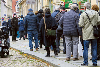 Wie Sachsen Warteschlangen vor Corona-Impfung vermeiden will - So wie hier bei einer Impfaktion des DRK vor dem Stadthaus auf dem Markt in Pirna reihen sich gerade viele Menschen in Warteschlangen ein, um sich gegen das Coronavirus impfen zu lassen. Im Landkreis Sächsische Schweiz-Osterzgebirge lag der Wert am Sonntagmorgen bei 1303,1. Er ist damit der Landkreis mit der bundesweit höchsten Inzidenz.