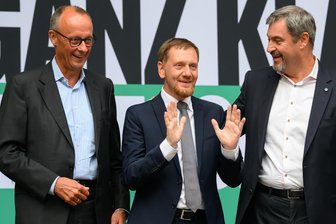 Wie Sachsens CDU auf die Entscheidung in der K-Frage für Merz reagiert - Hier noch gemeinsam bei einem Wahlkampfauftritt Ende August in Dresden: CDU-Chef Friedrich Merz, CDU-Vize Michael Kretschmer und CSU-Chef Markus Söder.