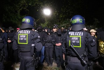 Die Einsatzkräfte kesselten rund 1000 Demonstranten ein.