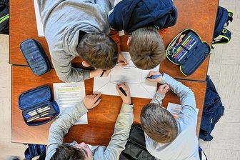 Wie Sachsens Kultusminister Christian Piwarz die Löcher an den Schulen stopfen will - Gruppenarbeit an der Schule - doch auch die muss von Lehrerinnen und Lehrern geplant, unterstützt, beaufsichtigt und bewertet werden. Doch Lehrpersonal ist in Sachsen zurzeit Mangelware.