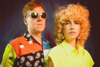 Wie Sachsens neues Jazz-Talent Steffi Narr auf der Gitarre „Geisterameisen“ hervorzaubert - Drummer Oliver Steidle und Gitarristin Steffi Narr.