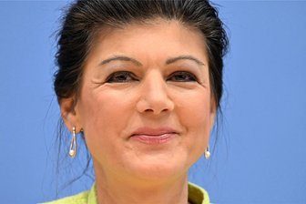 Wie Sahra Wagenknecht in Riesa für ihre neue Partei wirbt: "Das zu sagen, ist doch nicht rechts" - Sahra Wagenknecht, als sie am 23. Oktober in der Bundespressekonferenz in Berlin zu ihrem Linke-Austritt und zur Gründung des Vereins "Bündnis Sahra Wagenknecht - Für Vernunft und Gerechtigkeit" (BSW) Stellung nahm.