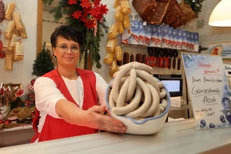 Wie schlesische Würste in einer Zwickauer Fleischerei zum Vorweihnachtsrenner wurden - Wie viele schlesische Würstchen Sibylle Gronitz jeden Tag verkauft, weiß sie nicht. Die Spezialität ist der Renner in der Adventszeit.