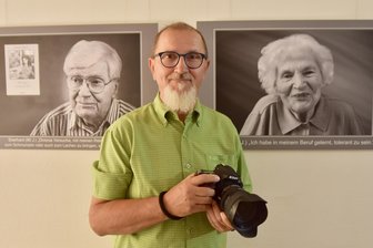 „Wie Schlitten fahren ohne Schnee“: Chemnitzer Fotograf lässt alte Menschen in Bildern erzählen - Fotograf Andreas Seifert hat eine Ausstellung mit Senioren-Porträts eröffnet.
