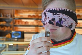 Wie schmeckt Brot in der Karibik? Erzgebirger qualifiziert sich für WM und muss Johann Lafer überzeugen - Bäckermeister Toni Hager trainiert Geruchs- und Geschmackssinne mit speziellen Gewürzproben. Nummer 13 ist Nelke.