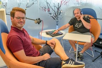 Wie schmeckt der Rhein, Herr Heß? - Langstreckenschwimmer Joseph Heß (links) hat in diesem Sommer den Rhein von der Quelle bis zur Mündung durchschwommen. Im "Freie Presse"-Podcast redet er mit Redakteur Thomas Reibetanz darüber.