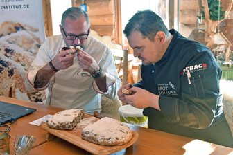 Wie schmeckt der Stollen 2025?: In Blockhausen wird das Rätsel gelüftet - Stollentest 2024: André Bernatzky (l.) und Sebastian Weidelt checken Stollenvariationen.