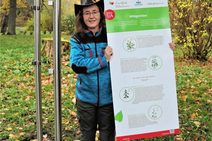 Wie schneidet man Obstbäume im Frühjahr? Workshop im Essbaren Wildpflanzenpark in Oederan - Foto: Die stellvertretende Vereinsvorsitzende, Susanne Herklotz, präsentiert eine der Informationstafeln.