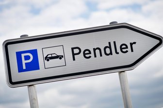 Wie schnell profitiere ich von einer höheren Pendlerpauschale? - Wer längere Strecken mit dem Auto zur Arbeit fährt, leidet besonders unter den hohen Spritpreisen. Die Pendlerpauschale soll für Entlastung sorgen.