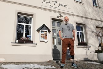 „Wie schön, dass ich am Leben bin“ – Gastwirt aus dem Erzgebirge meistert Neuanfang nach schwerem Unfall - Alexander Schnerrer vor seinem Restaurant „Zur Börse“.