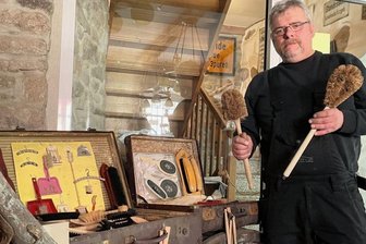 Wie Schönheide dem Bürschtenmoa ein Denkmal setzt - Das Bürsten- und Heimatmuseum Schönheide nimmt das Festjahr 200 Jahre Bürstenindustrie zum Anlass für eine Sonderausstellung. Museumsleiter Andreas Schubert steht vor Koffern, die eine Auswahl an Bürsten zeigen, wie sie früher vom Bürstenmann zu Kunden direkt ins Haus gebracht wurden.