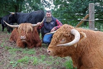 Wie Schottische Hochlandrinder für mehr Artenvielfalt sorgen - Züchter Maik Werner mit einigen der Schottischen Hochlandrinder, die er jetzt in mehreren Koppeln im Hirschgrund weiden lässt. 