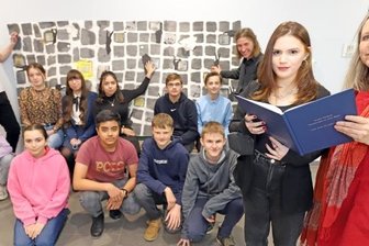 Wie Schüler eine ganze Lebensgeschichte aufarbeiten - Die Lehrerinnen Susanne Peupelmann (r.) und Katja Hoffmann (3. v. r.), Schülerin Keso Tchanturia (2. v. r.) und ihre Klassenkameraden der 9a der Ohain-Oberschule vor der Collage zum jüdischen Leben in Freiberg. 