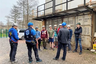 Wie Schüler in Flöha Lust auf Handwerk bekommen sollen - Arbeitsbesprechung vor dem Aufstieg mit Gerüstbaumeister René Pörsel und Kai Flößner von der Firma FIT Gerüstbau sowie Dachdeckermeister Peter Helzig von der Firma Dachisolierung Flöha (v. l.).