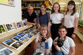 Wie Schüler in Reichenbach die Stadt sehen - Mitglieder der Arbeitsgemeinschaft Foto neben ihren ausgestellten Arbeiten. Hinten von links: AG-Leiter Falk Herrmann, Elisabeth Laila Geppert-Flaquer, Marie Christine Hannelore Kraus, Maria Aniella Niepel, Carolin Spreitzer und Christopher Schenk. 