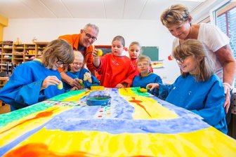 Wie Schule ohne Klingeln und Noten geht: Zu Besuch in der Brünlasbergschule - Laura, Rosie, Jason, Celina, Janne und Loreen aus der Unterstufe drei der Brünlasbergschule werden im Kunstunterricht von den Pädagogen Jan Hermsdorf und Petra Grahl betreut.