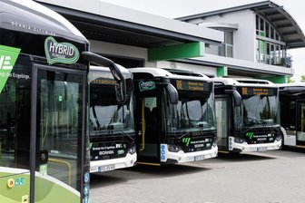 Wie Schulen im Erzgebirge auf den Streik im Busverkehr reagieren - Viele Busse werden am Freitag stillstehen. Verdi hat zum Streik im öffentlichen Nahverkehr aufgerufen.