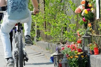 
              <p class="artikelinhalt">Blumen, Kerzen, Briefe und Bilder erinnern an der Dresdner/Ecke Fürstenstraße an eine dort tödlich verunglückte Radfahrerin. </p>
            