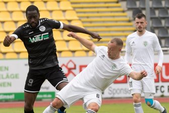 Wie sehr mobilisiert das Derby? - Christopher Bibaku (links), hier im Zweikampf mit dem Sandersdorfer Steffen Fritzsch, hat das bisher einzige Tor für den VFC in dieser Oberliga-Saison erzielt. Vor dem Derby am Freitag in Auerbach stehen die Plauener unter Druck. Der Gegner allerdings auch.
