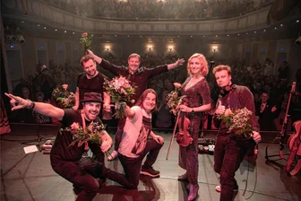 Wie sein zweites Wohnzimmer: Ex-Genesis-Sänger Ray Wilson steht zum achten Mal in Bad Elster auf der Bühne - Der Ex-Genesis-Sänger Ray Wilson (Mitte) gab mit seiner Band ein umjubeltes Konzert im ausverkauften König-Albert-Theater in Bad Elster.