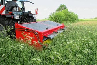 Wie seltene Arten auf Plauener Wiesen überleben sollen - Ein Wiesefix im Einsatz: Das Gerät kann als Aufsatz für einen Minitrecker oder handgeführt mit Elektromotor betrieben werden. Der Wiesefix sammelt vor der Mahd Samen von Wiesenblumen ein.