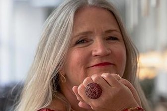 Wie "Sex and the City" die Frauen beflügelte - Sie ist die deutsche Stimme der Carrie in "Sex and the City": Irina von Bentheim. Diese Synchronisation habe ihr Leben stark beeinflusst, sagt von Bentheim. Gespielt wird die Hauptfigur von Sarah Jessica Parker.