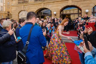 Wie sich Ballack, Gold, Witt und ein Supermodel auf dem Roten Teppich in Chemnitz geschlagen haben - GNTM-Siegerin Barbara Meier hat den Abend moderiert. Am Roten Teppich vor der Oper nahm sie sich Zeit für ihre Fans.
