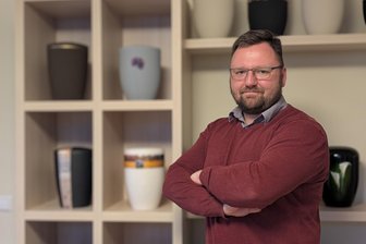Wie sich Bestatter im Erzgebirge auf Krisen vorbereiten - Bestattermeister Robert Kümmeritz aus Zwönitz arbeitet für das Oelsnitzer Unternehmen Hahn. Er setzt sich für den Aufbau von Strukturen in Sachsen ein, bei denen Bestatter etwa nach Naturkatastrophen ehrenamtlich zum Einsatz kommen.