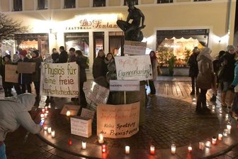 Wie sich das Demo-Geschehen verändert - Physiotherapeuten setzen sich für eine freie Impfentscheidung ein. Mit Schildern, Plakaten und Kerzen ziehen sie Blicke auf sich.