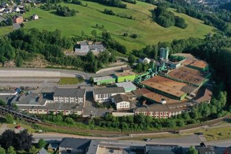 Wie sich das Eisenwerk in Erla neu ausrichtet - Das Eisenwerk Erla aus der Vogelperspektive. Vor den Firmengebäuden teilen sich Schwarzwasser, Eisenbahnstrecke und Staatsstraße den begrenzten Platz. Die aus dem Tal nach Bermsgrün führende Straße wurde vor einigen Jahren verlegt, früher ging es hier über eine Brücke und dann mitten durch das Betriebsgelände.