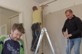 Wie sich das Erzgebirge auf 7000 Flüchtlinge vorbereitet - Die Stadt Thum richtet gerade drei Wohnungen mithilfe einheimischer Handwerksfirmen wie der von Elektrotechnikermeister Steffen Grimm (r.) - hier mit Andreas Haase (l.) und Thomas Werner - her. Da noch Küchen, Waschmaschinen, Möbel und andere Dinge für die Wohnungen fehlen, werden entsprechende Spendenangebote per E-Mail an buergermeister@stadt-thum.de oder unter Ruf 037297 39711 entgegengenommen.
