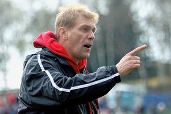 Wie sich der FSV Zwickau nach dem Abstieg 2005 wieder aufgerappelt hat: Uwe Ferl verrät Erfolgsrezept - Er hat sich sein Schild im Legendeneck verdient: Unter Trainer Uwe Ferl hat der FSV Zwickau in der Saison 2004/05 eine starke Rückrunde gespielt. Die Aufholjagd wurde leider nicht von Erfolg gekrönt. Am Ende gab bei Punktgleichheit das schlechtere Torverhältnis den Ausschlag. Ein Jahr später gelang der Wiederaufstieg.