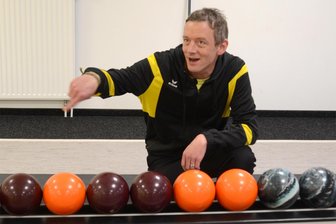 Wie sich der SKV Auerbach in der Kegel-Verbandsliga erfolgreich zurückkämpft - Christian Steiner vom SKV Auerbach fachsimpelt hier beim Heimspiel gegen den KSV Bennewitz.