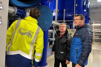 Wie sich der Wasserzweckverband Freiberg für Dürrezeiten rüstet - Frank Hunger (von rechts) von der Landestalsperrenverwaltung und Roger Lucchesi vom Wasserzweckverband Freiberg lassen sich vom Projektverantwortlichen Johannes Richter die Fortschritte in der neuen Filterhalle erläutern.