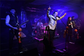 Wie sich die Band 44 Leningrad auf Freiberg freut - Die Band 44 Leningrad – hier bei ihrem Konzert im Januar 2023 – ist am Samstag zu Gast in Freiberg.