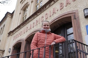 Wie sich die Bergschüler hocharbeiteten - Archivarin Sophie Schäfer vor dem Agricola-Bau der Westsächsischen Hochschule.