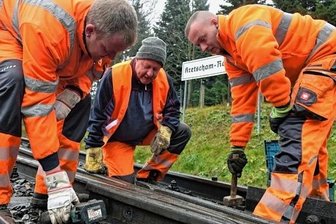 Wie sich die Fichtelbergbahn für den Winter gerüstet hat - Im Bahnhofsbereich Kretscham-Rothensehma zogen Ronny Wolf (r.) und Ronny Titze (l.) die Schrauben einer Weiche fest. Bahnbetriebsleiter Sven Oettel kontrolliert das Baugeschehen. 