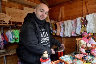 Wie sich die Händler auf dem Auerbacher Weihnachtsmarkt warm halten - René Kurzbach von der Bude Startup hat einen Topf dabei, in dem er sich Glühwein warmmachen kann.