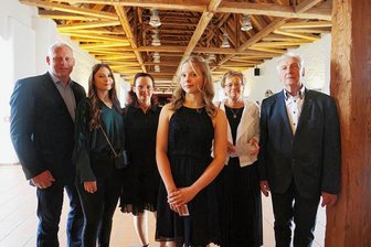 Wie sich die Jugendweihe seit DDR-Zeiten verändert hat - Mariella Knape (vorn) hat am Samstag in der Thurmer Festscheune die Jugendweihe erhalten. Genau wie ihre Eltern, Geschwister sowie die Oma und der Opa vor ihr. 