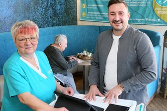 Wie sich die Löhne in Westsachsen verändert haben: „Mir gefällt mein Job, der Verdienst stimmt auch“ - Pflegefachkraft Steffi Linke mit ihrem Chef Tom Keller, dem es sehr wichtig ist, dass seine Mitarbeiter gut bezahlt werden und gern zur Arbeit erscheinen.